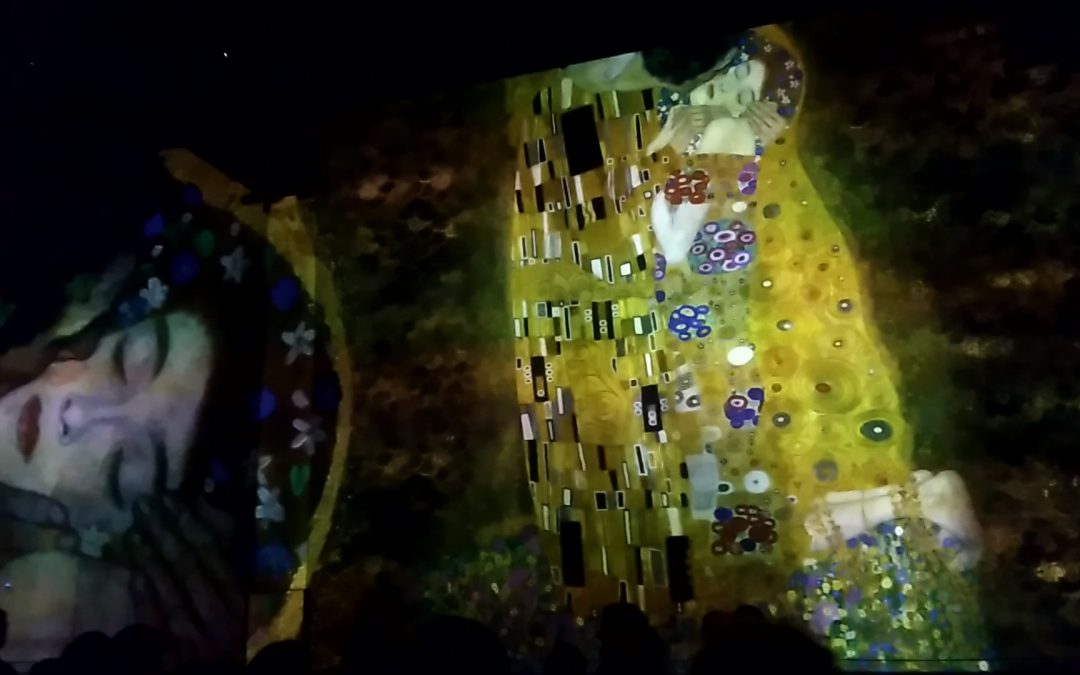 Klimt abraza París